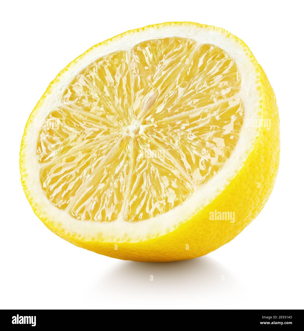 Metà del limone isolato su sfondo bianco. Limone giallo agrumi con percorso di ritaglio. Profondità di campo completa. Foto Stock