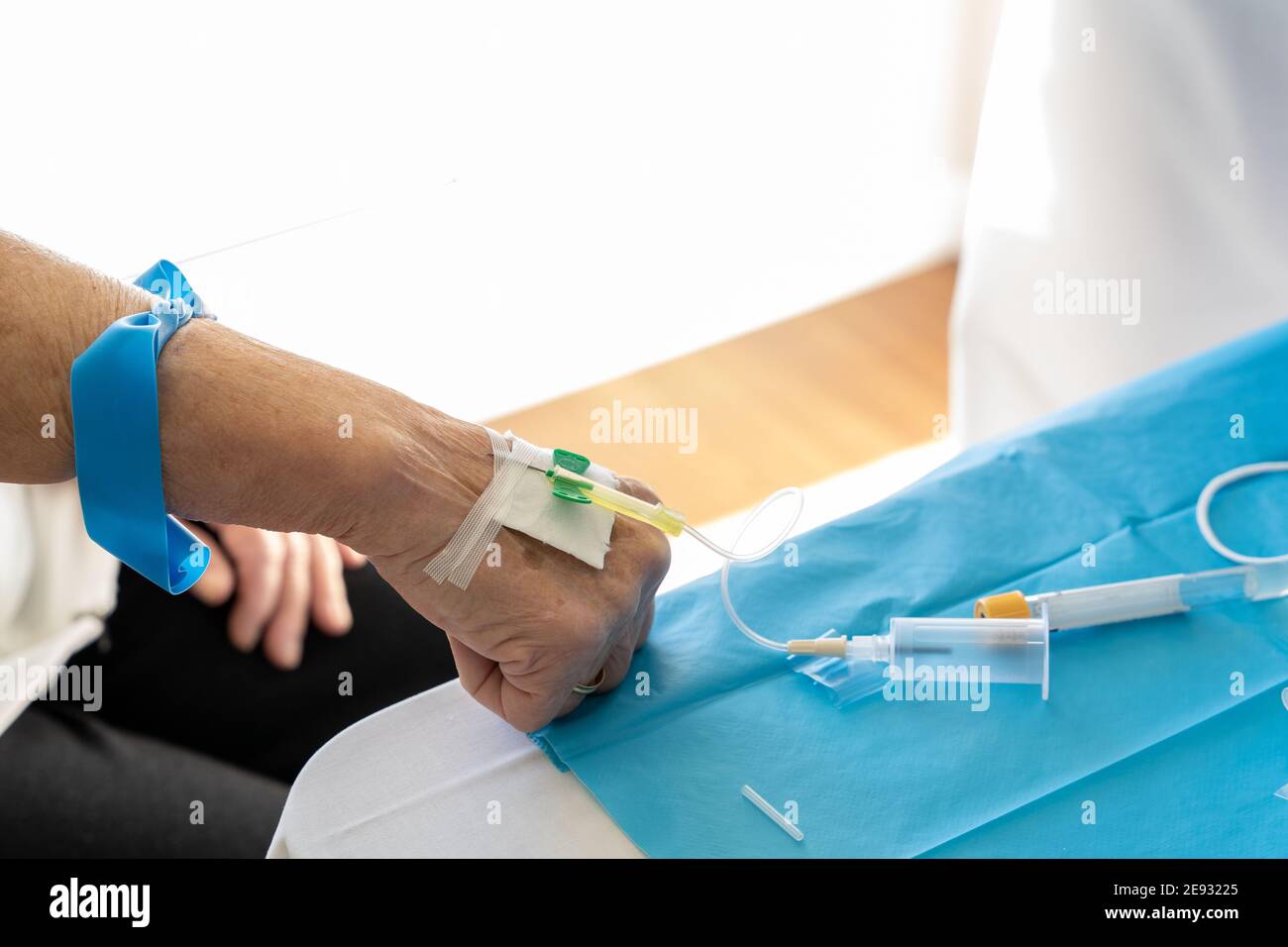 Alto angolo di raccolto medico irriconoscibile con ago che prende sangue campione da paziente senior Foto Stock