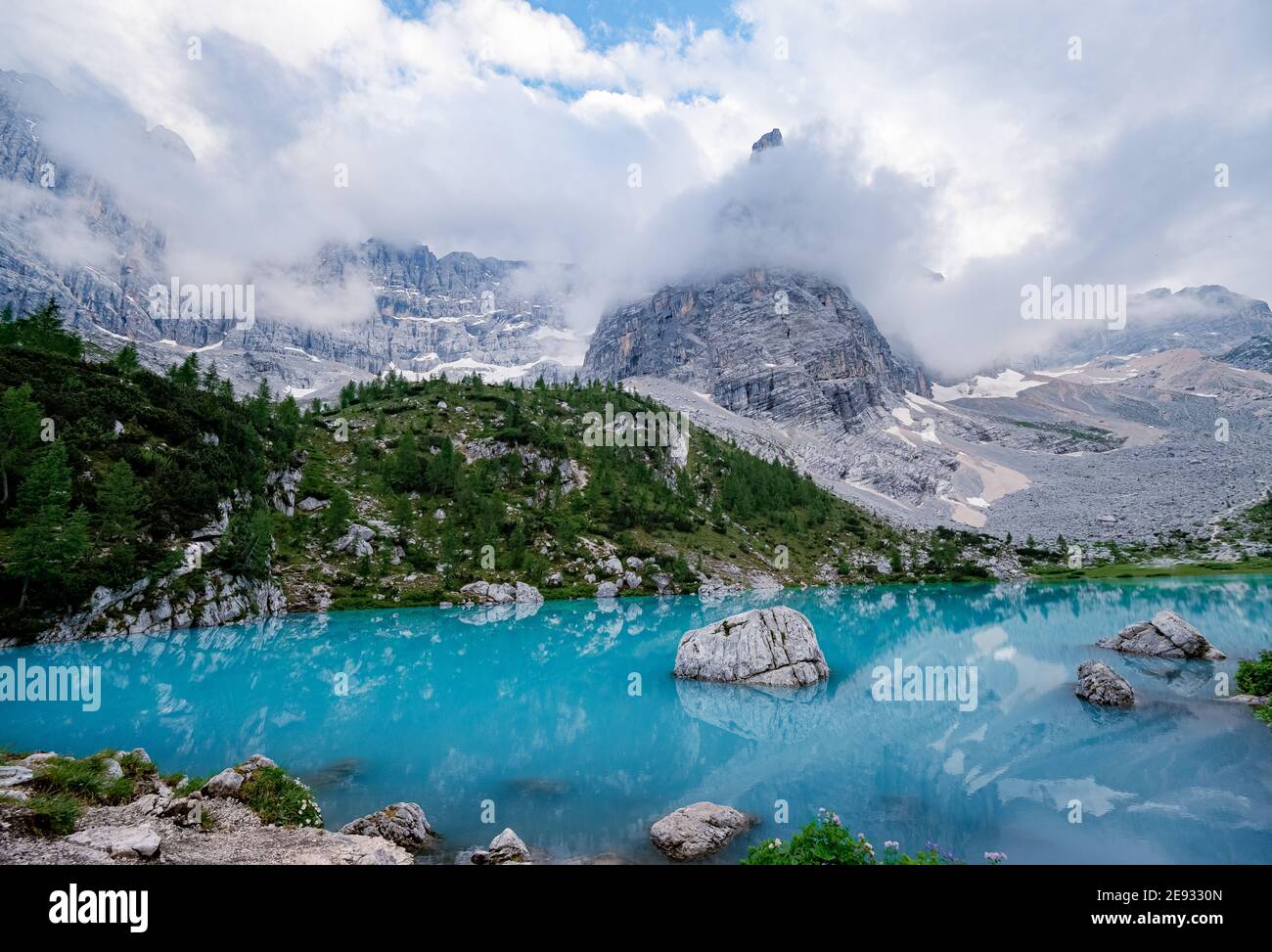 Lago Sorapis Lago di Sorapis nelle Dolomiti, meta turistica molto apprezzata in Italia. Lago verde blu nelle Dolomiti italiane Foto Stock