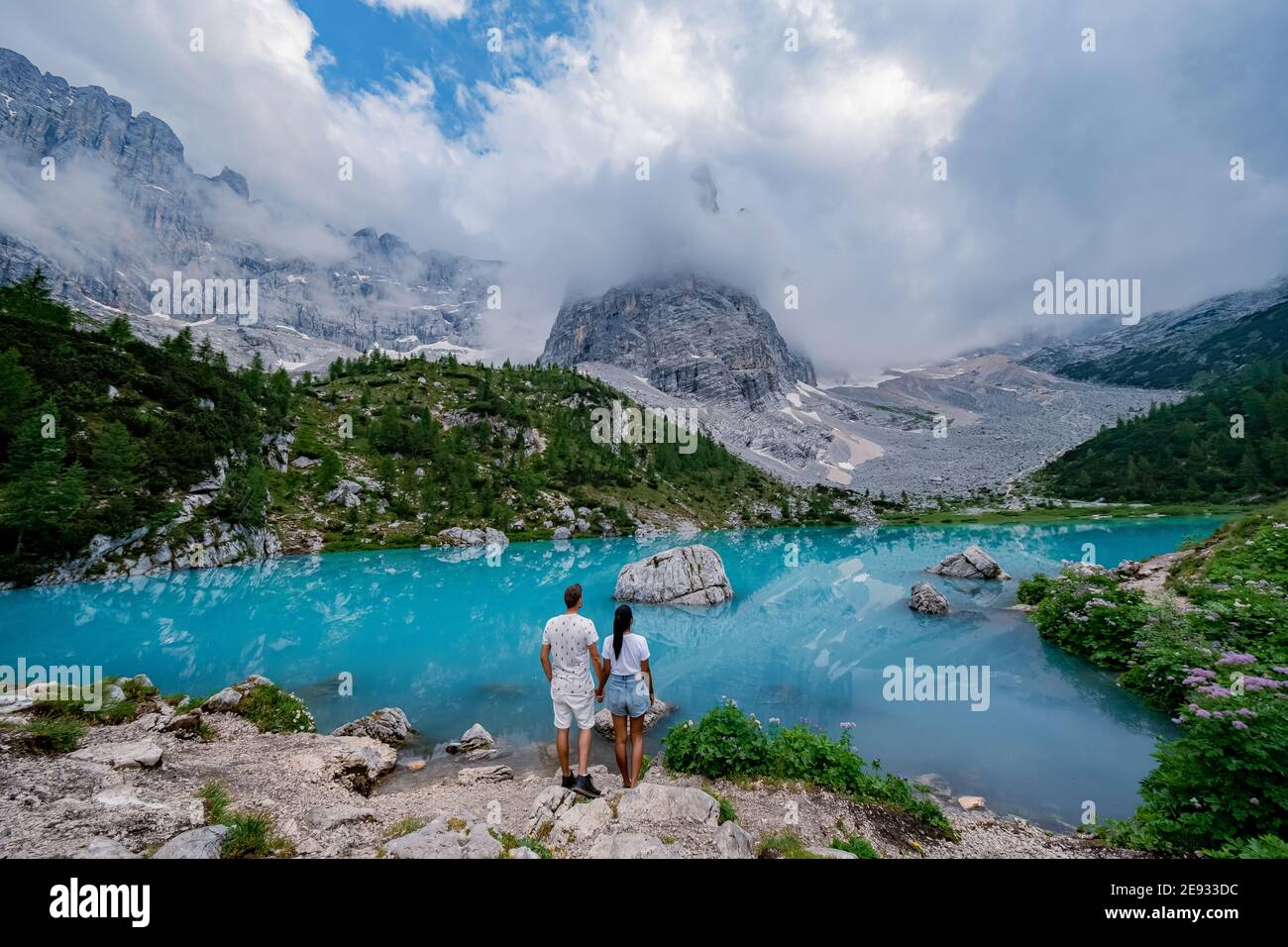 Lago Sorapis Lago di Sorapis nelle Dolomiti, meta turistica molto apprezzata in Italia. Lago verde blu nelle Dolomiti italiane. Escursione in coppia nelle Dolomiti Foto Stock