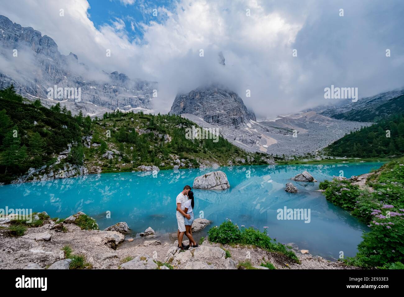 Lago Sorapis Lago di Sorapis nelle Dolomiti, meta turistica molto apprezzata in Italia. Lago verde blu nelle Dolomiti italiane. Escursione in coppia nelle Dolomiti Foto Stock