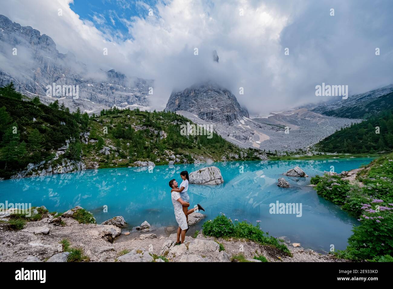Lago Sorapis Lago di Sorapis nelle Dolomiti, meta turistica molto apprezzata in Italia. Lago verde blu nelle Dolomiti italiane. Escursione in coppia nelle Dolomiti Foto Stock