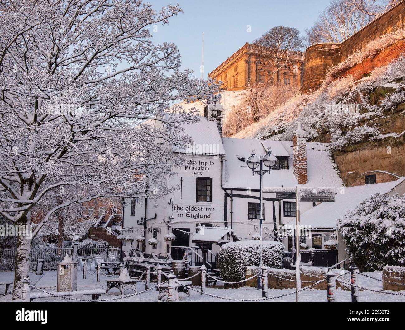 Snow at the Historic Ye Olde Trip to Jerusalem Pub in Nottingham City, Nottinghamshire Inghilterra UK Foto Stock