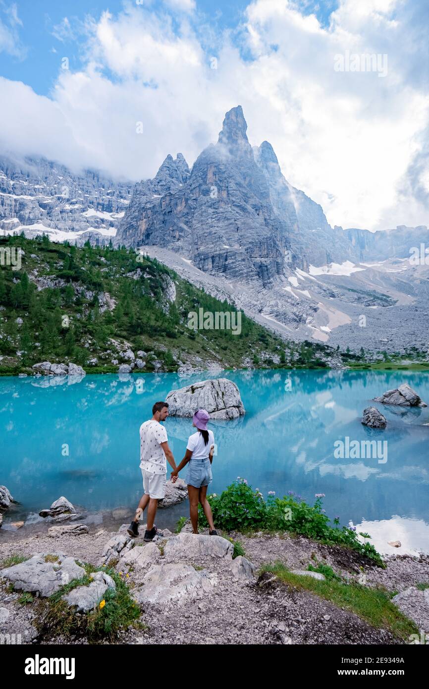 Lago Sorapis Lago di Sorapis nelle Dolomiti, meta turistica molto apprezzata in Italia. Lago verde blu nelle Dolomiti italiane. Escursione in coppia nelle Dolomiti Foto Stock