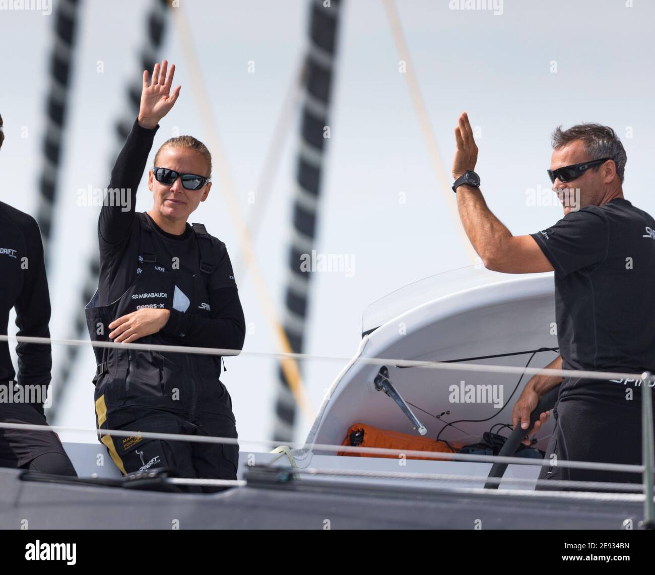 Dona Bertarelli e Yann Guichard salgono a bordo del loro multiscafo, Spindrift 2, all'inizio del 90° anniversario della Rolex Fastnet Race sul Solent. Immagine Foto Stock