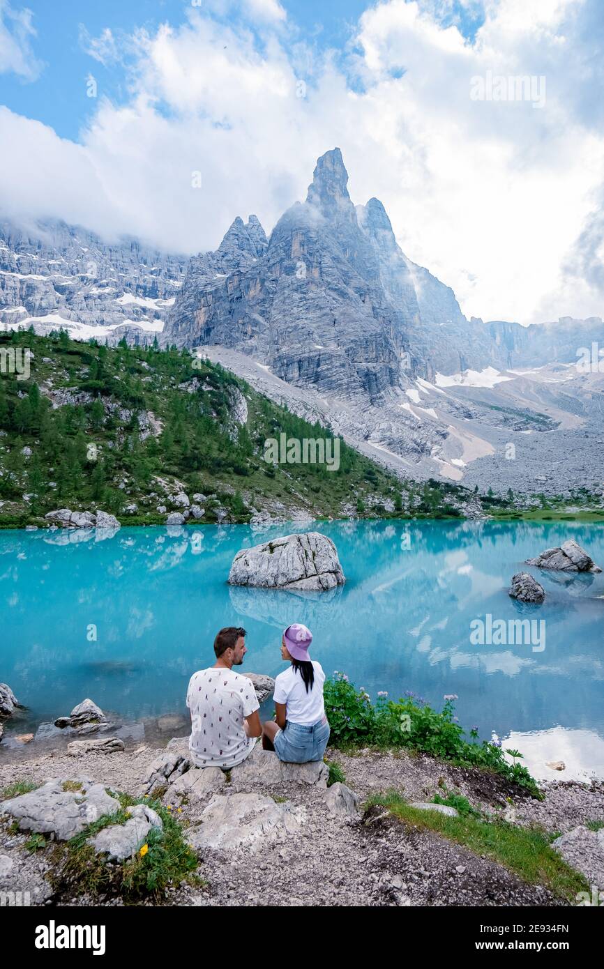 Lago Sorapis Lago di Sorapis nelle Dolomiti, meta turistica molto apprezzata in Italia. Lago verde blu nelle Dolomiti italiane. Escursione in coppia nelle Dolomiti Foto Stock