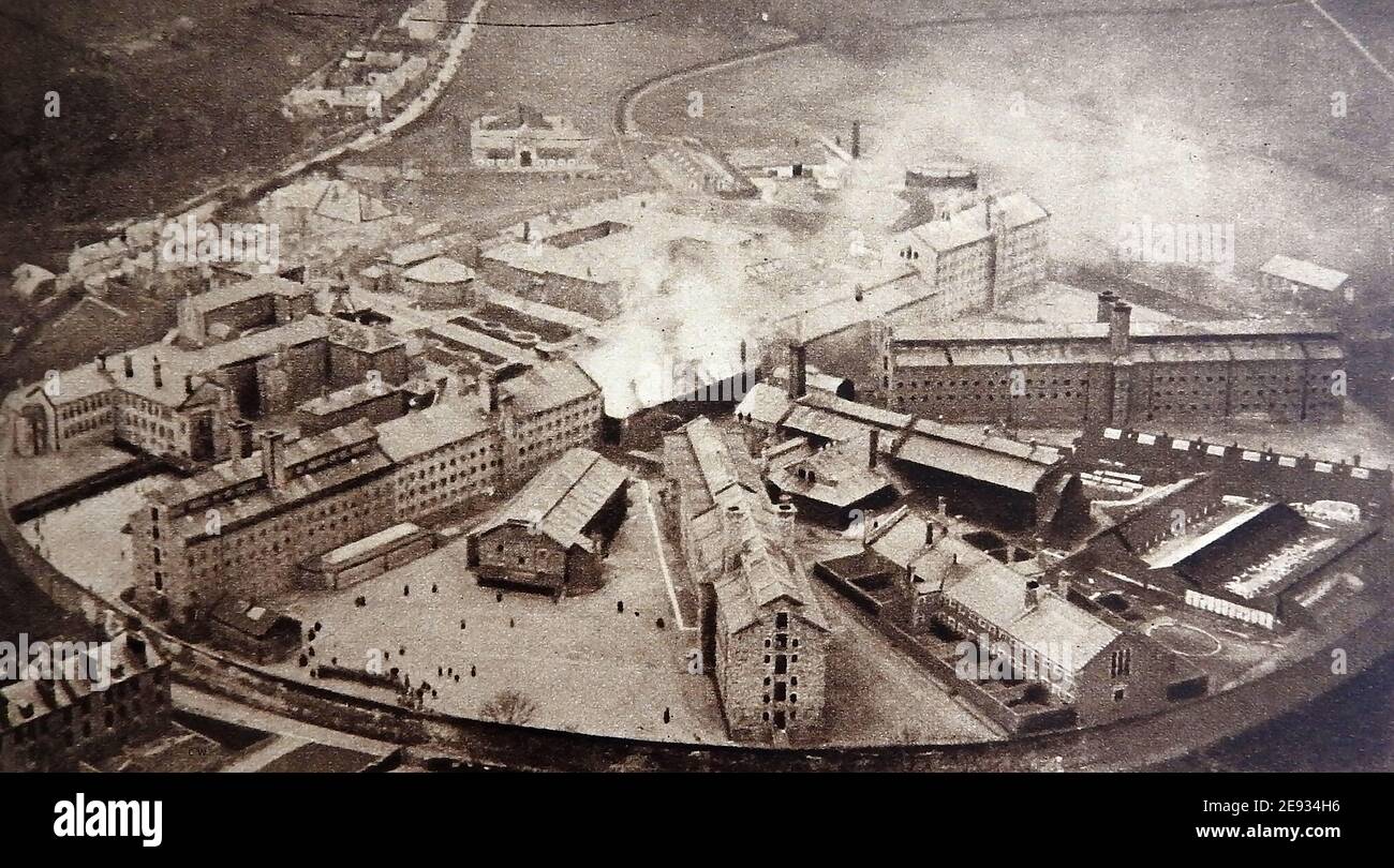 1932 INCENDI NELLA PRIGIONE DI DARTMOOR (Regno Unito) - Domenica 24 gennaio 1932, uno dei peggiori freni di violento mutinismo in una prigione britannica scoppiò tra prigionieri e guardiani . Alcuni prigionieri combattevano dalla parte dei vetrieri. Da quando fu costruita nel 1809 è stata prigioniera di un insediamento di guerra, un centro per i prigionieri, un luogo per gli obiettori di coscienza, una "casa" per i ragazzi borstai e ora penitenziario criminale dedicato alla riabilitazione dei trasgressori. Il tumulto era presumibilmente causato da razioni povere, in particolare porridge che è stato descritto come 'acqua con un paio di avena galleggianti in esso.' Foto Stock