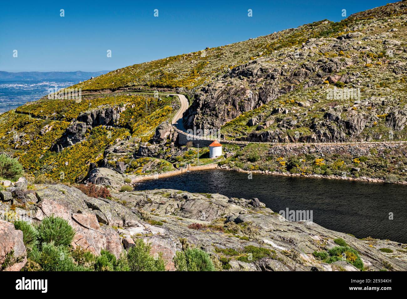 Diga e bacino di Covao do Corral, roccia di granito esposta da erosione glaciale, Parco Naturale Serra da Estrela, Regione Centro, Portogallo Foto Stock