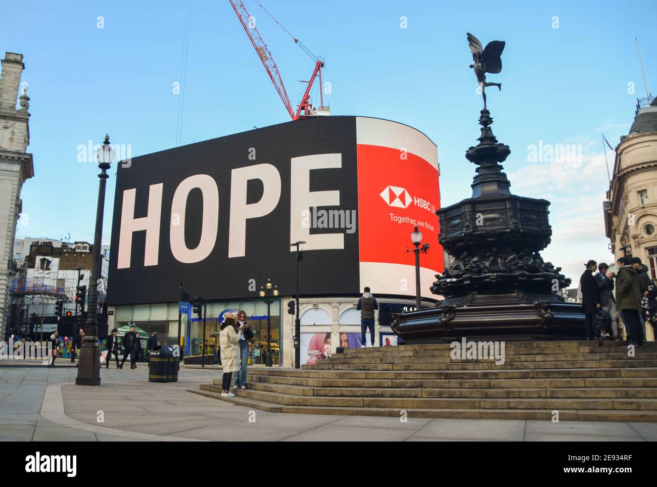 Vista diurna di Piccadilly Circus con un messaggio che indica 'Hope', parte dell'annuncio HSBC, visualizzato durante il blocco del coronavirus. Foto Stock