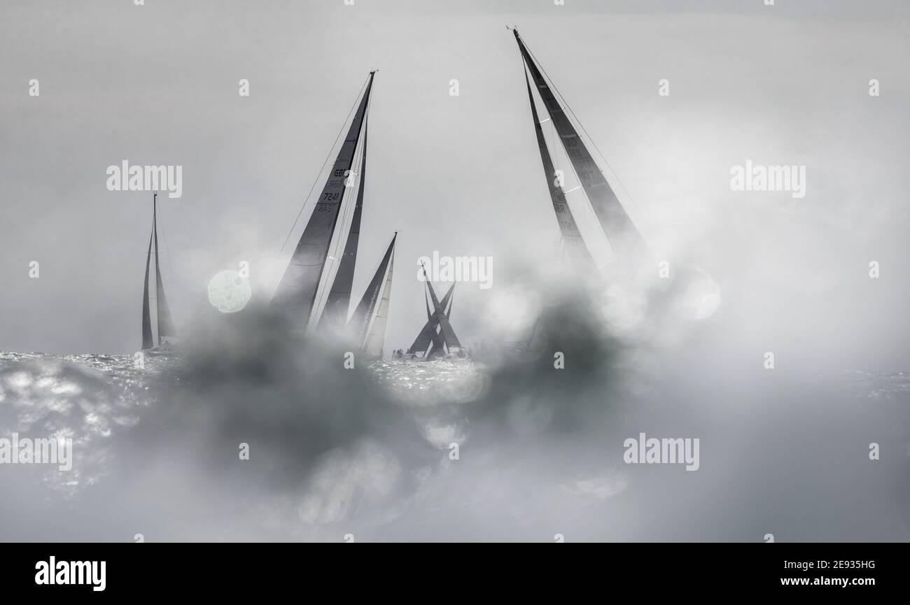 Barche che corrono all'inizio del 90° anniversario Rolex Fastnet Race on the Solent. Foto data domenica 16 agosto, 2015. Foto di Christopher is Foto Stock
