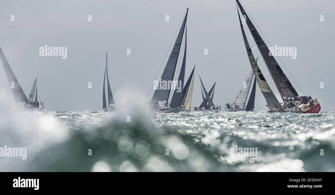 Barche che corrono all'inizio del 90° anniversario Rolex Fastnet Race on the Solent. Foto data domenica 16 agosto, 2015. Foto di Christopher is Foto Stock