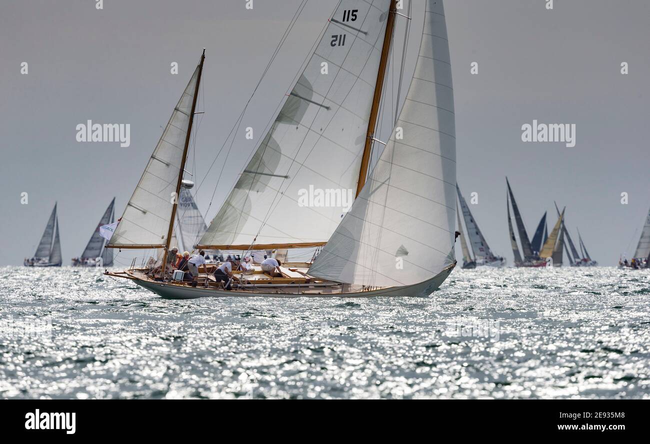Lo yacht 1934 Stormy Weather corre con la flotta all'inizio del 90° anniversario Rolex Fastnet Race on the Solent. Foto data Domenica 16 A Foto Stock