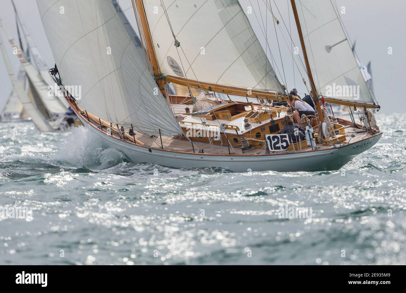 Classico yacht Argyll raffigurato al Needles durante il 90 ° anniversario Rolex Fastnet Race. Foto data domenica 16 agosto, 2015. Foto di Christo Foto Stock