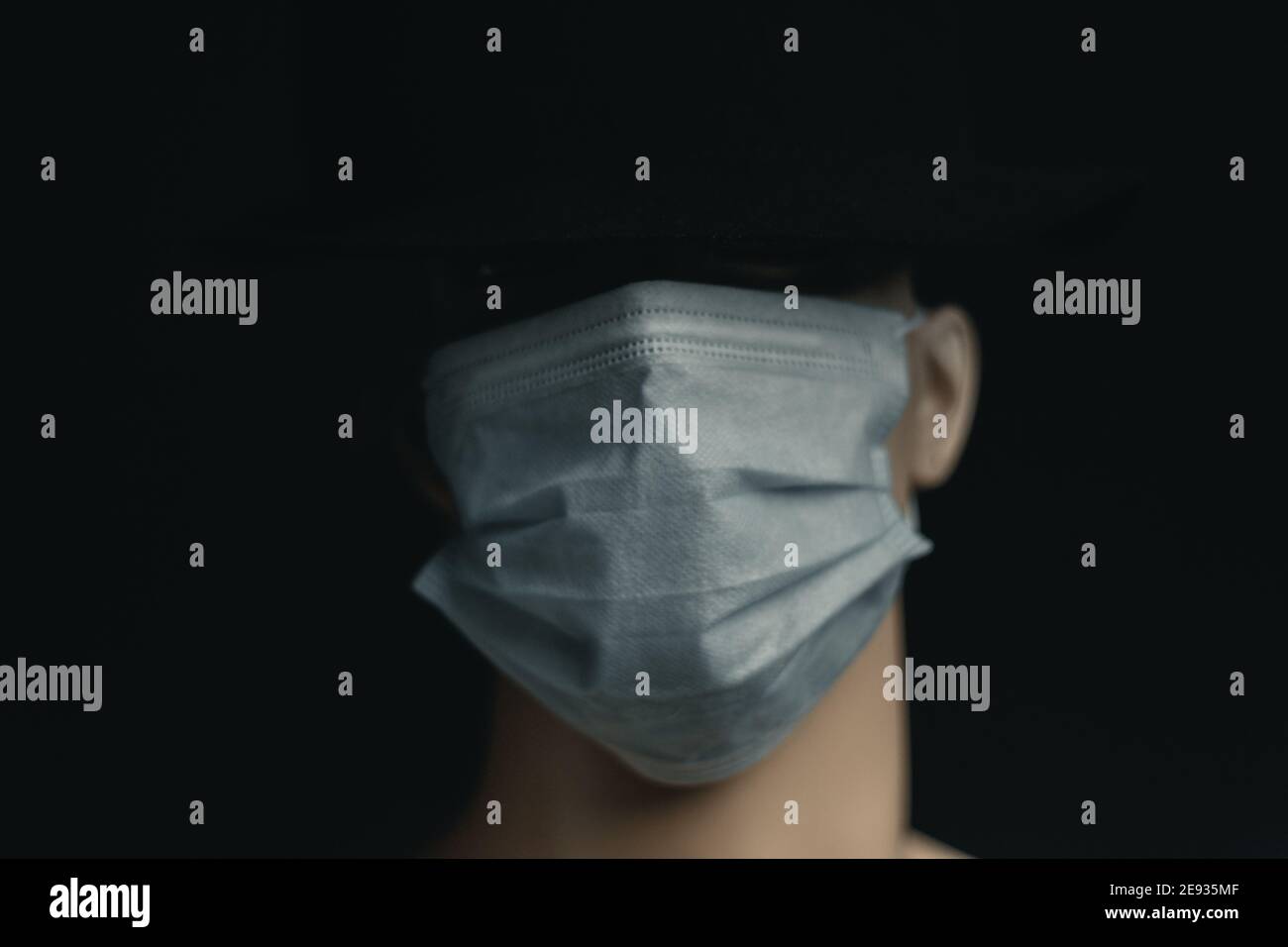 testa di mannequina con maschera facciale e coperta di nero cappello Foto Stock