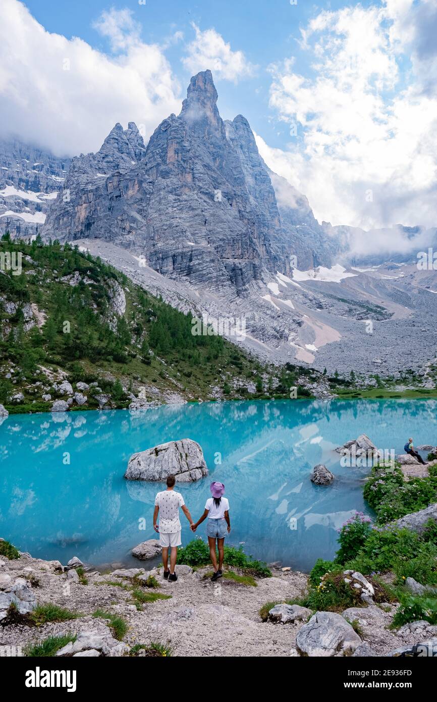 Lago Sorapis Lago di Sorapis nelle Dolomiti, meta turistica molto apprezzata in Italia. Lago verde blu nelle Dolomiti italiane. Escursione in coppia nelle Dolomiti Foto Stock