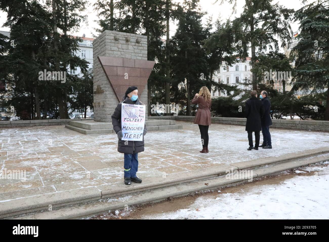 Im Bild : Frau Nischwitz, Oberbürgermeister Ottavian Ursu beim Tag des Gedenkens an die Ofer des Nationalsozialismus/ International Holocaust Remembr Foto Stock