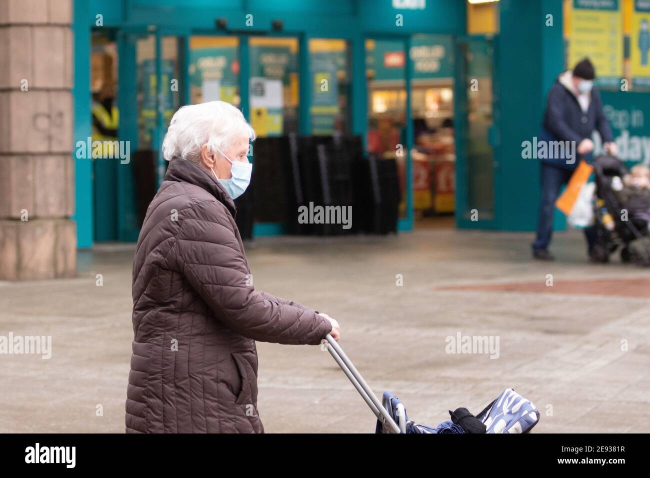 Walsall, West Midlands, Regno Unito. 2 Feb 2021. La gente locale nel centro della città in Walsall - codice postale WS2 - che ha visto la variante sudafricana di Covid 19 andare circa il loro commercio quotidiano. In quest'area verranno implementati test in loco e unità di test mobili. Credit: Peter Lopeman/Alamy Live News Foto Stock