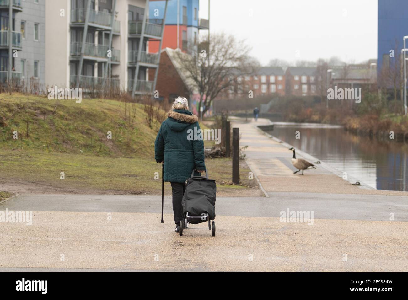 Walsall, West Midlands, Regno Unito. 2 Feb 2021. La gente locale nel centro della città in Walsall - codice postale WS2 - che ha visto la variante sudafricana di Covid 19 andare circa il loro commercio quotidiano. In quest'area verranno implementati test in loco e unità di test mobili. Credit: Peter Lopeman/Alamy Live News Foto Stock