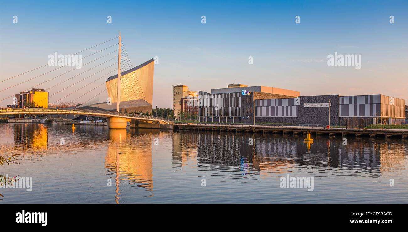 Regno Unito, Inghilterra, Greater Manchester, Manchester, Salford, Salford Quays, ITV Studios, Imperial War Museum North e Media City Footbridge Foto Stock