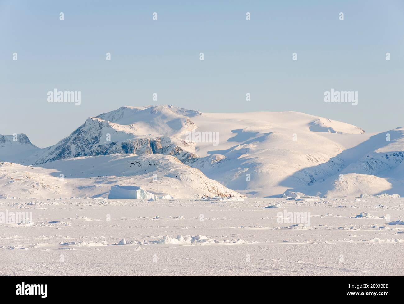 Frozen Melville Bay, parte della Baffin Bay, vicino a Kullorsuaq, nell'estremo nord della Groenlandia occidentale. Foto Stock