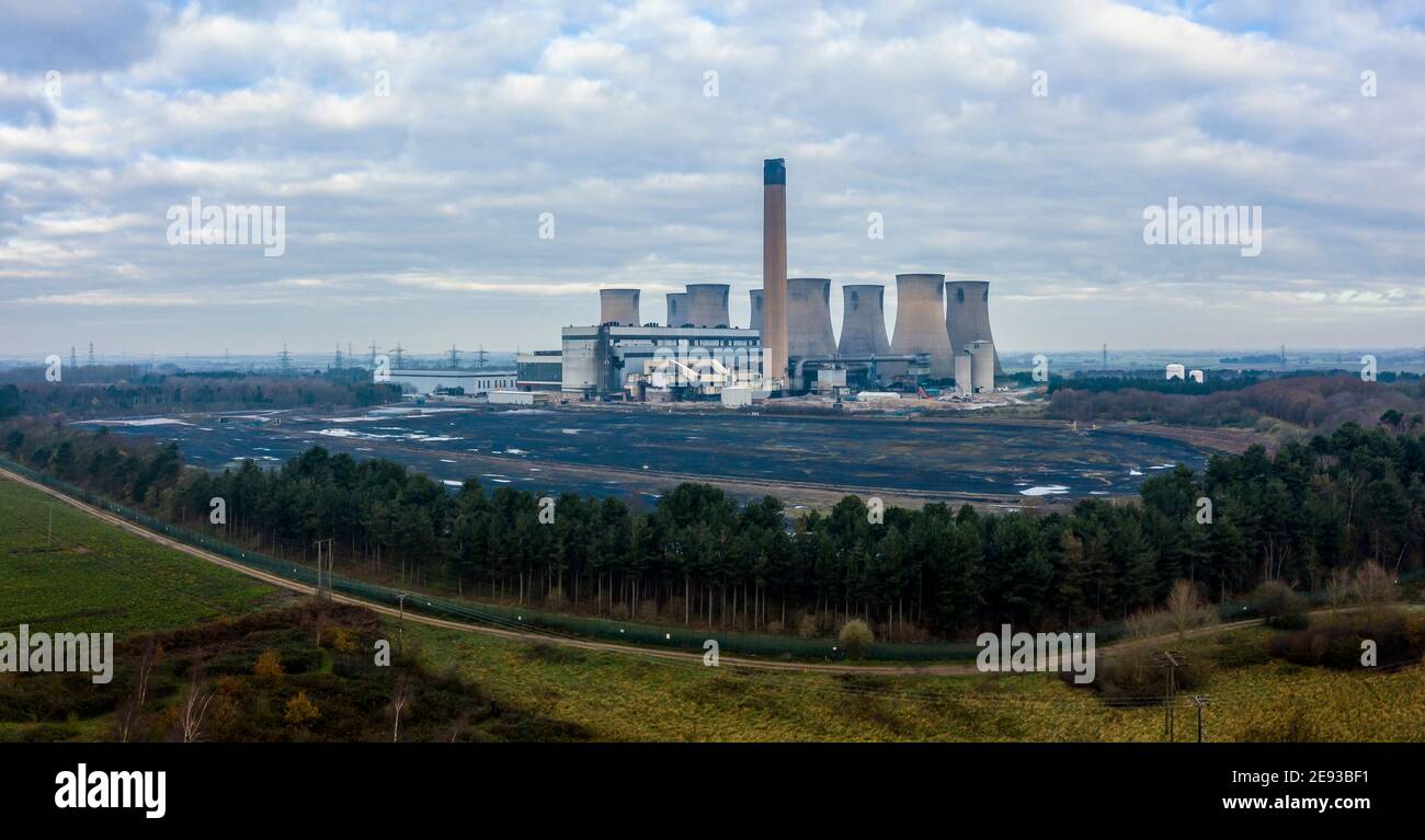grande centrale elettrica alimentata a carbone in fase di disattivazione Foto Stock