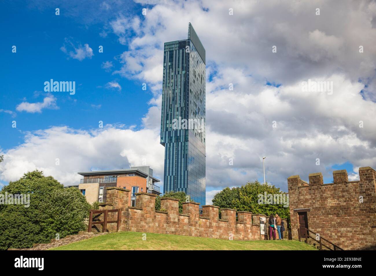 Regno Unito, Inghilterra, Manchester, Castlefield, 79AD fortezza romana di Mamucium e Beetham Tower, conosciuta anche come la Torre Hilton Foto Stock