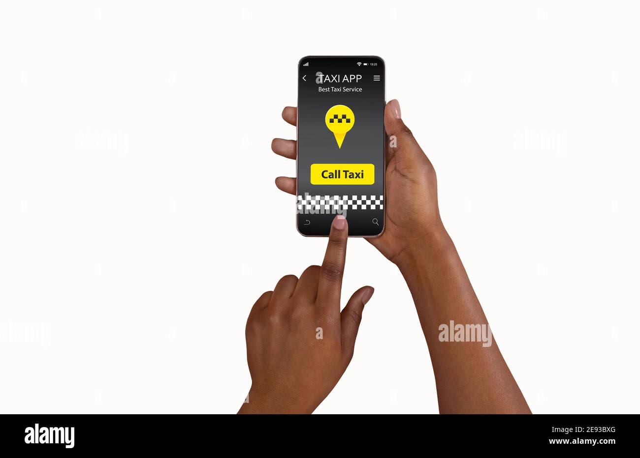 App per taxi mobile. Primo piano di una donna nera che mostra una nuova applicazione mobile per la prenotazione dei taxi, isolata su sfondo bianco Foto Stock