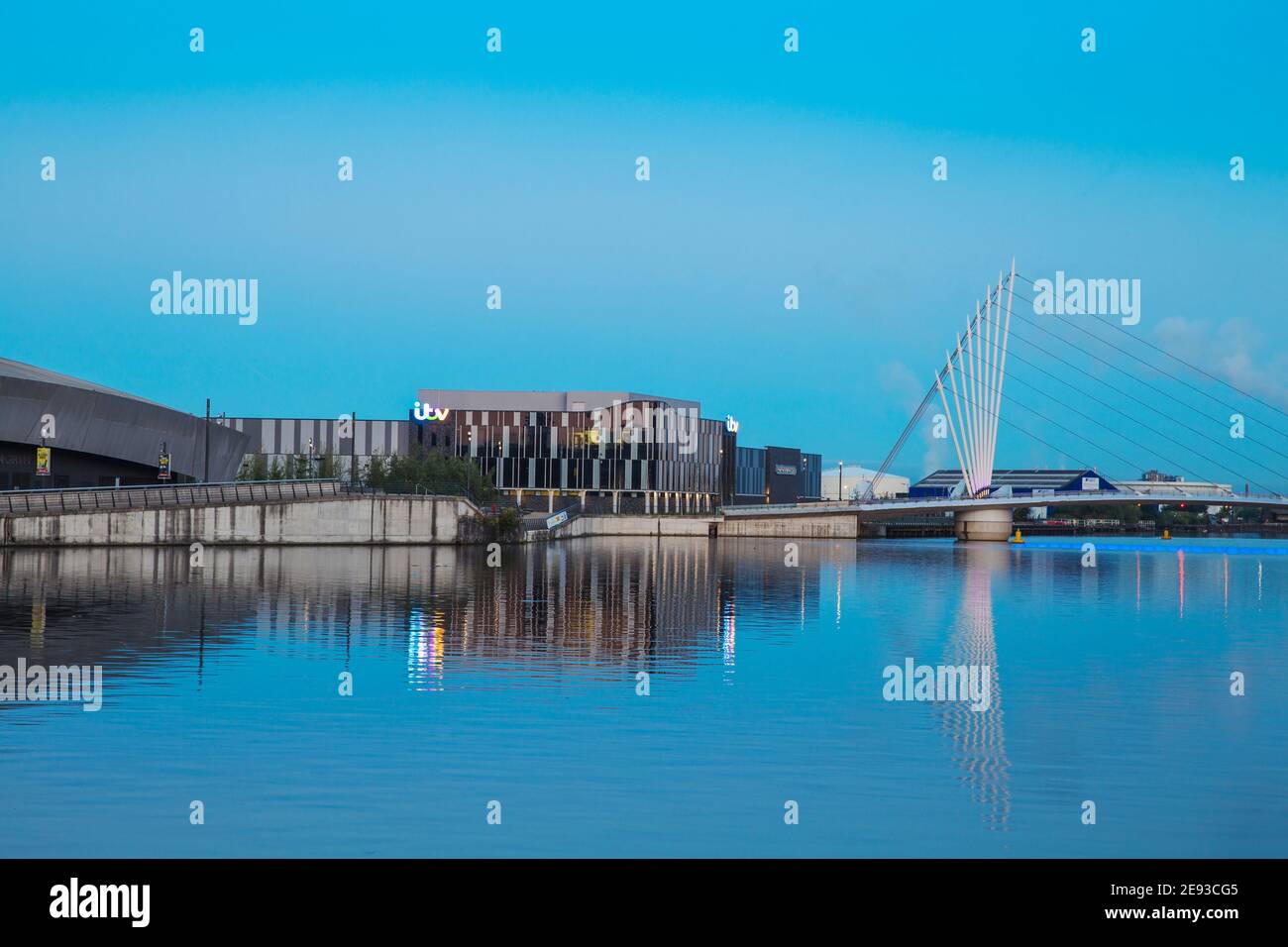 Regno Unito, Inghilterra, Greater Manchester, Manchester, Salford, Salford Quays, ITV Studios e Media City Footbridge Foto Stock