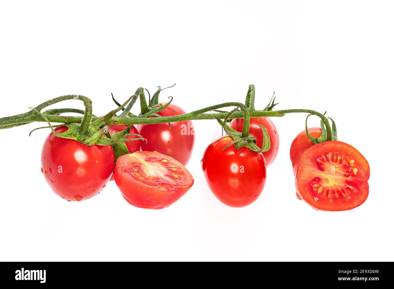 Pomodori ciliegini isolati su fondo bianco con un taglio di pomodoro a metà Foto Stock