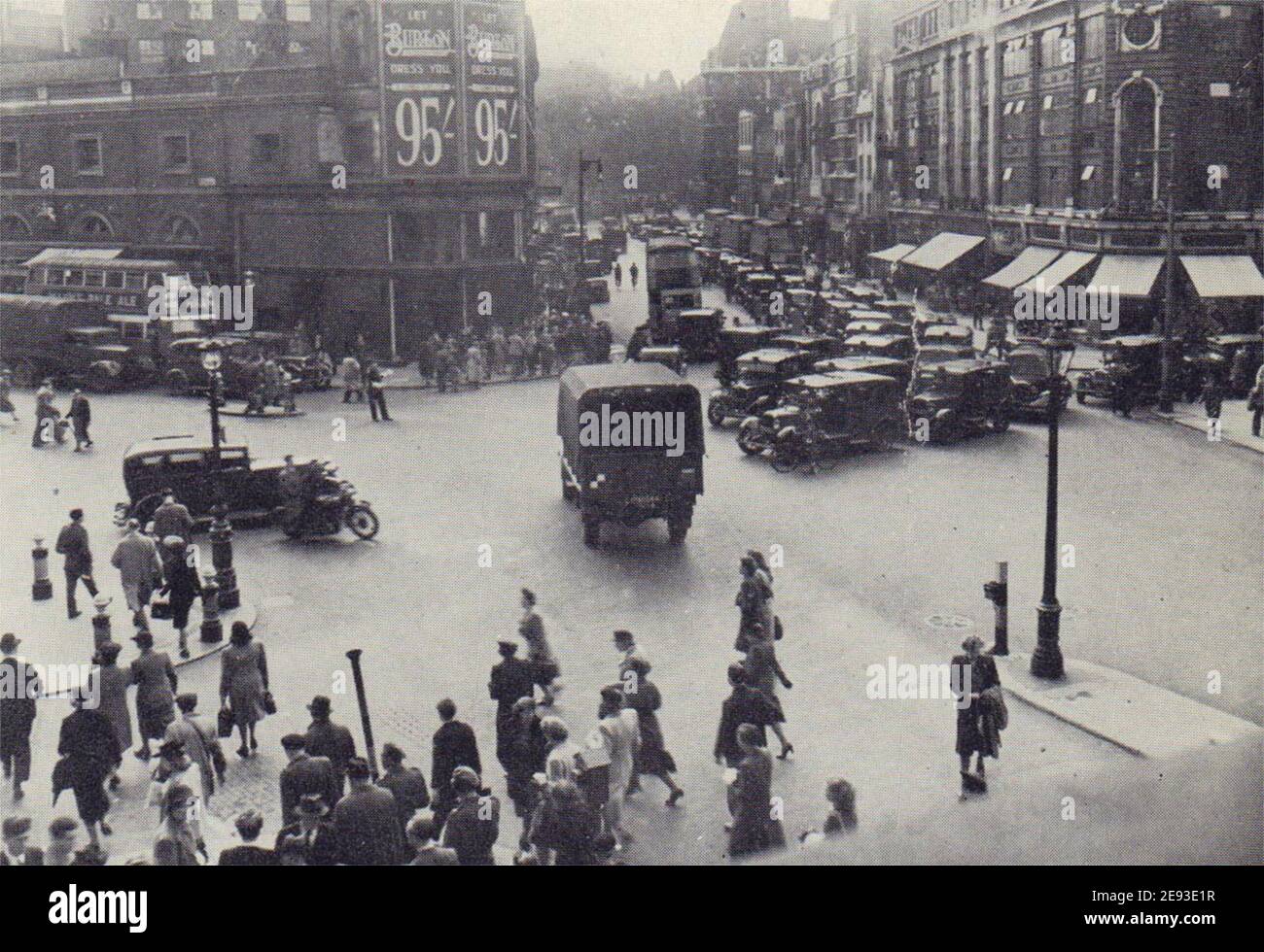 Traffico a Victoria Street e Vauxhall Bridge Road svincolo. Tassicab. PICCOLO 1946 Foto Stock