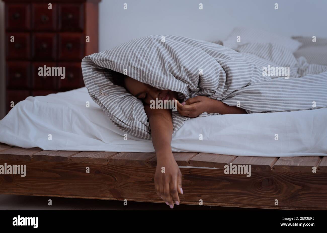 Dormire abbastanza, dormire in profondità, dormire sonni tranquilli, problemi e insonnia di notte Foto Stock