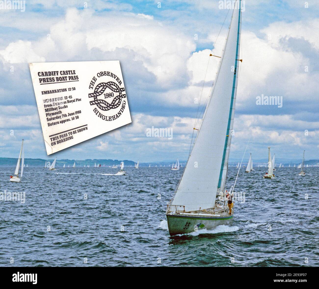 La carta d'imbarco stampa per la gara di yacht a mano singola Transat 1980 lascia Plymouth Sound circondato da un flotila di imbarcazioni più piccole. L'evento nel 1980 Foto Stock