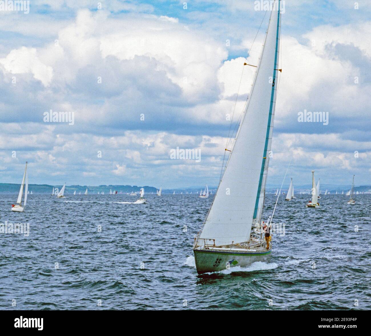La gara di yacht a mano singola Transat 1980 lascia Plymouth Sound circondato da un flotila di piccole imbarcazioni. L'evento nel 1980 è stato sponsorizzato dagli Obs Foto Stock