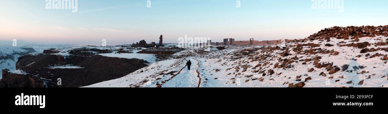 Vista panoramica sulle rovine di Ani. ANI è una città armena medievale in rovina situata nella provincia turca di Kars vicino al confine chiuso con l'Armenia. Foto Stock
