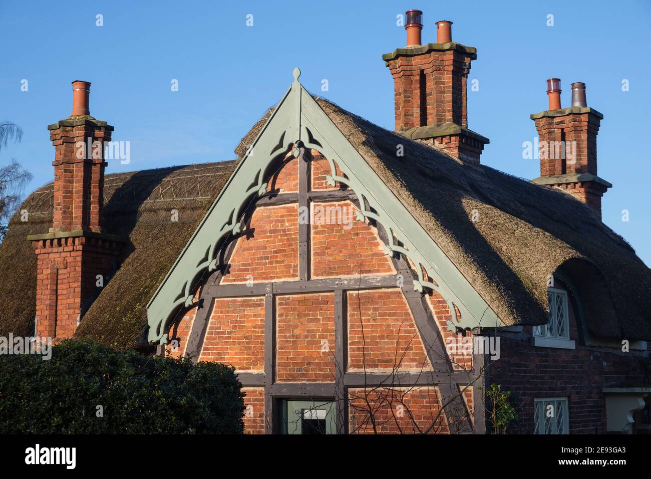 Cottage con tetto in paglia con travi in legno che mostrano la tradizionale costruzione di cruck, Oscaston, Derbyshire Foto Stock