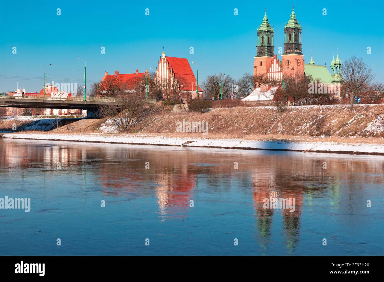 Cattedrale di Poznan con riflessione sul fiume Warta nella giornata di sole invernale, Poznan, Polonia Foto Stock