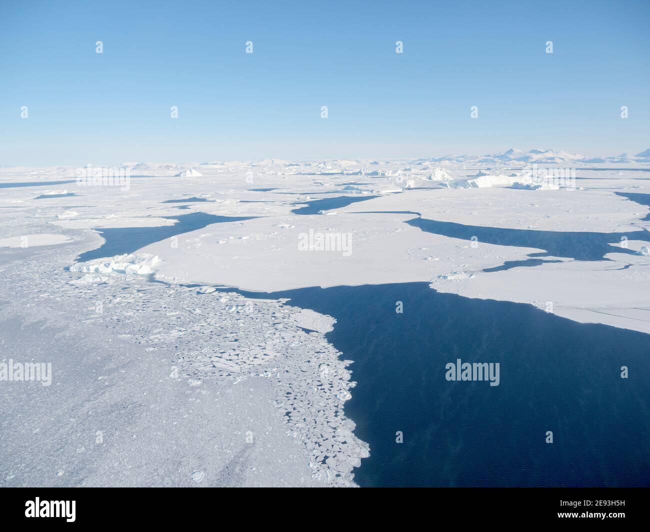 Ghiaccio marino con iceberg nella baia di Baffin, tra Kullorsuaq e Upernavik nell'estremo nord della Groenlandia durante l'inverno. Foto Stock