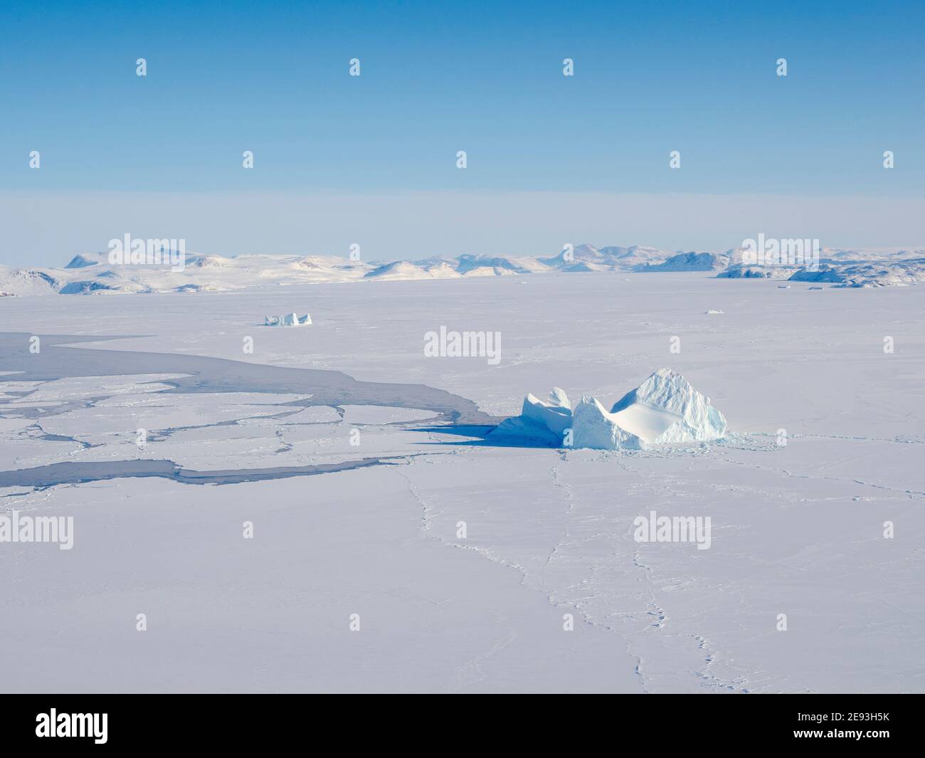 Ghiaccio marino con iceberg nella baia di Baffin, tra Kullorsuaq e Upernavik nell'estremo nord della Groenlandia durante l'inverno. Foto Stock