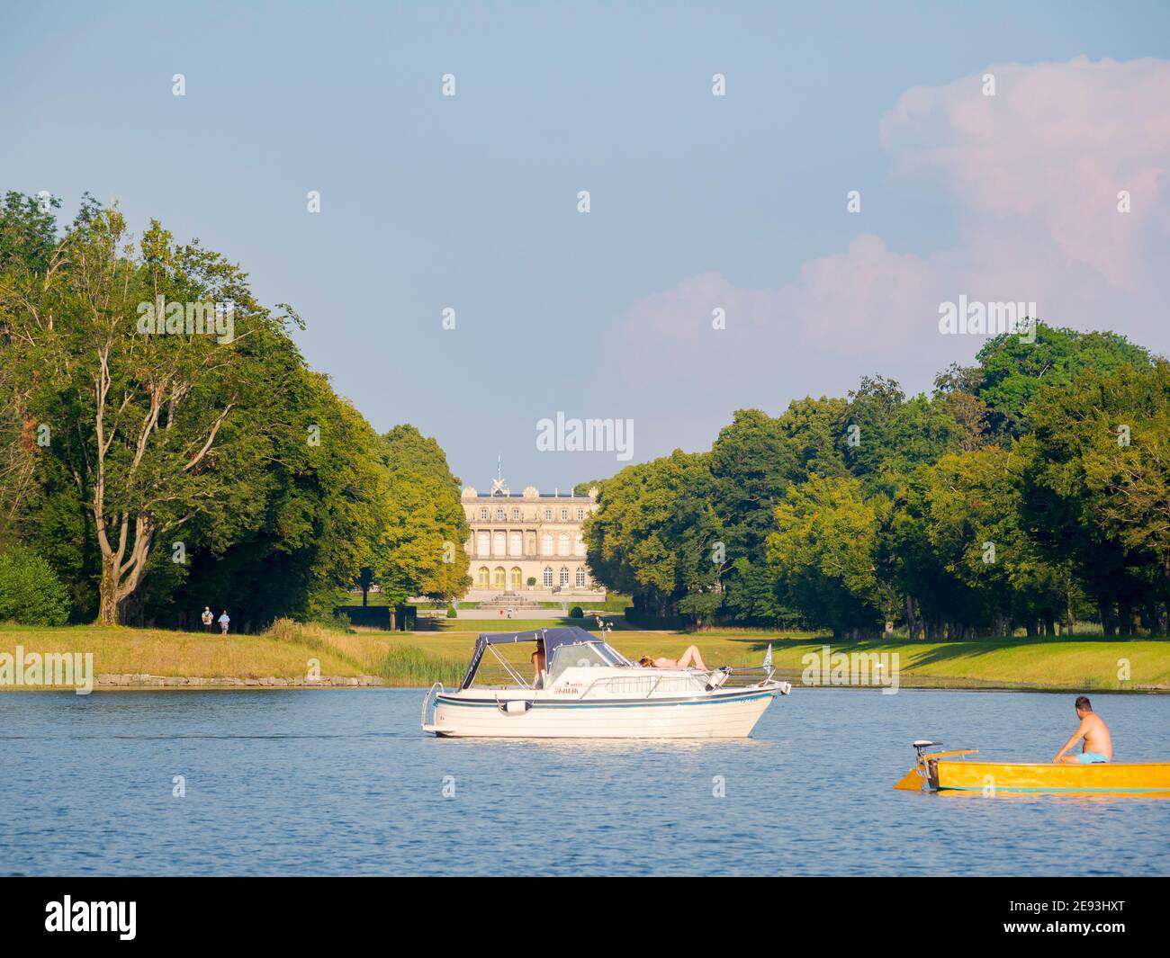 Palazzo del re Ludovico II sull'isola di Herreninsel. Lago di Chiemsee nel Chiemgau. Ai piedi delle Alpi Bavaresi in alta Baviera, Germania Foto Stock