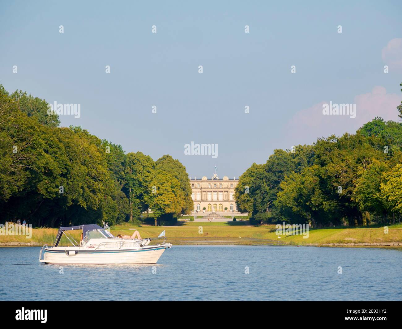 Palazzo del re Ludovico II sull'isola di Herreninsel. Lago di Chiemsee nel Chiemgau. Ai piedi delle Alpi Bavaresi in alta Baviera, Germania Foto Stock