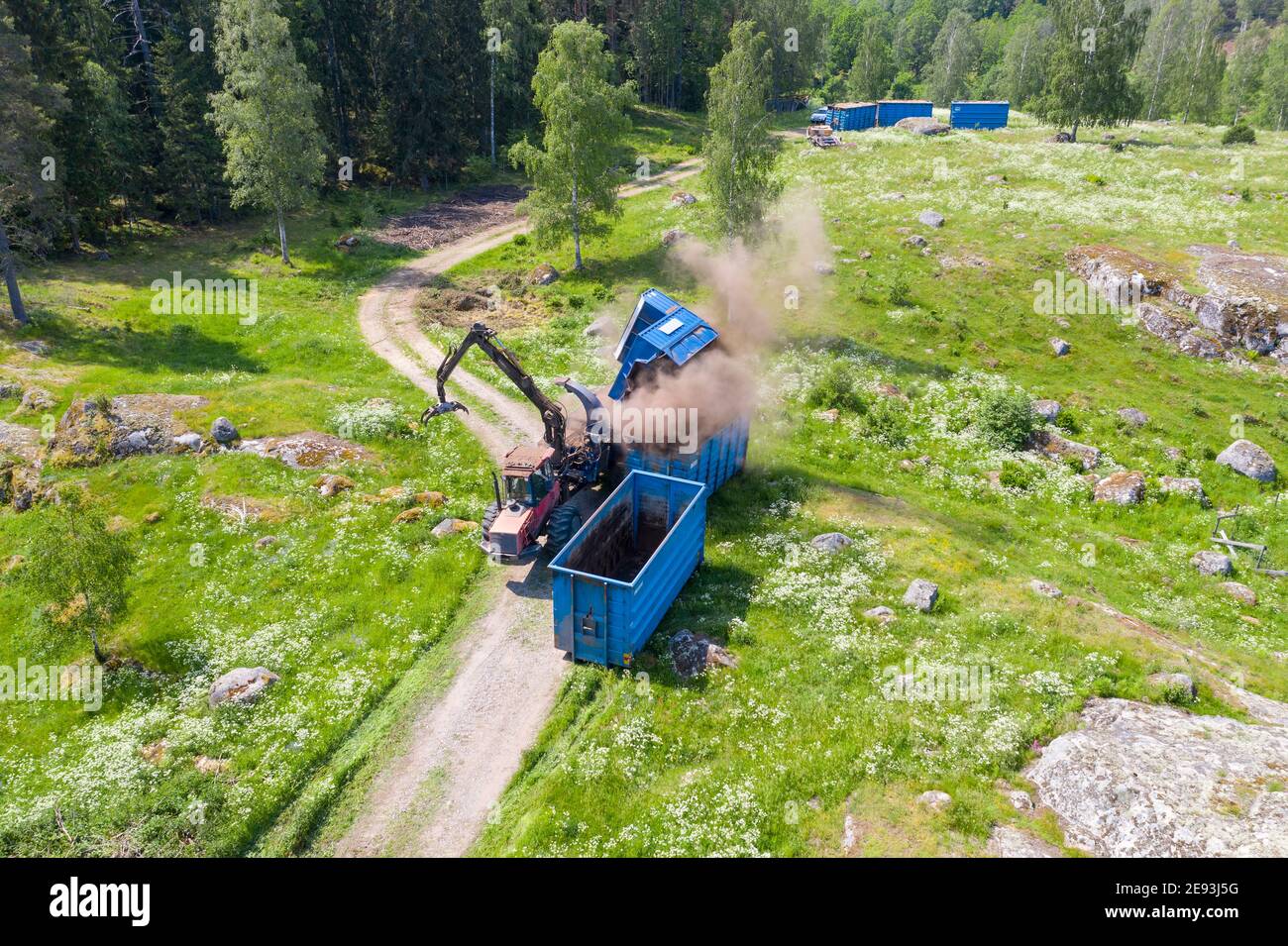 Vista ad angolo alto del tritatutto in legno sul lavoro Foto Stock