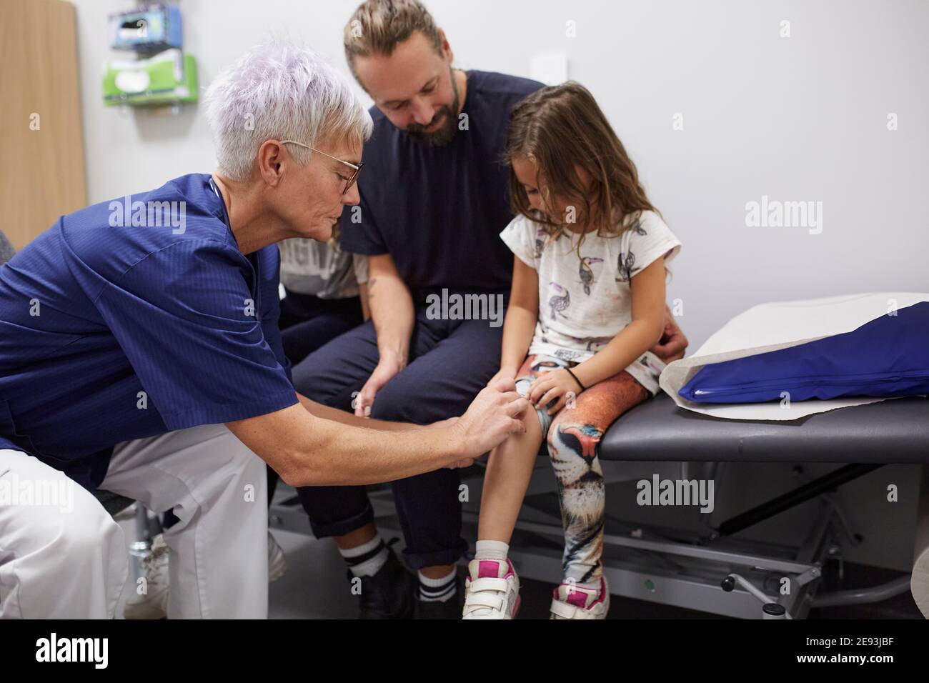 Padre e figlia nell'ufficio dei medici Foto Stock