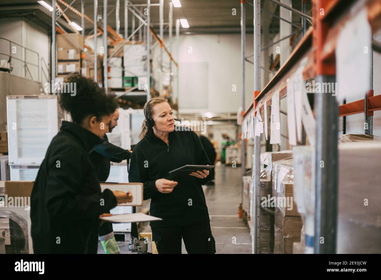 Le colleghe che prendono l'inventario al magazzino Foto Stock