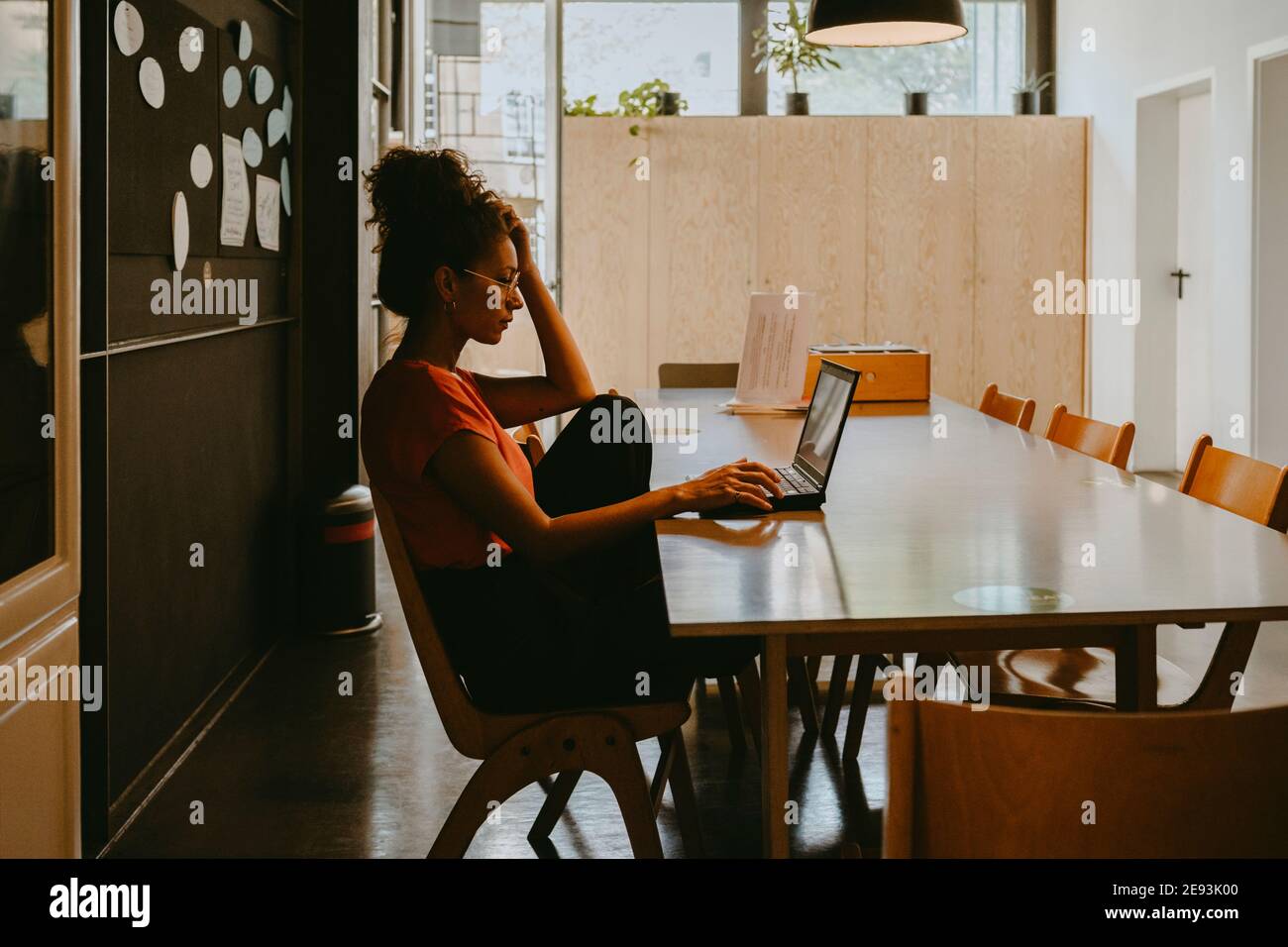 Donna imprenditore che lavora su computer portatile in ufficio Foto Stock