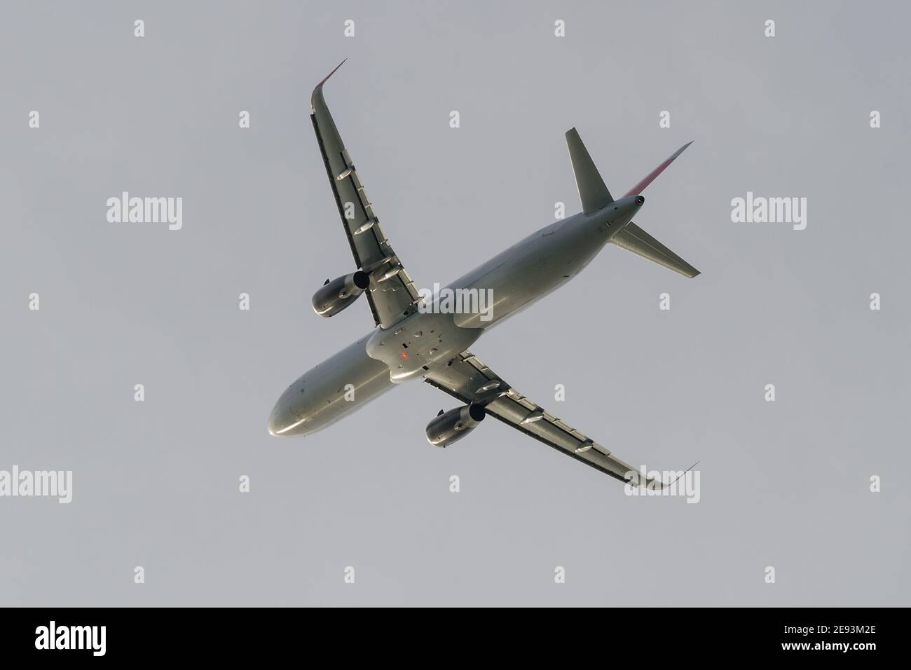 Aereo commerciale a reazione in volo. Foto Stock