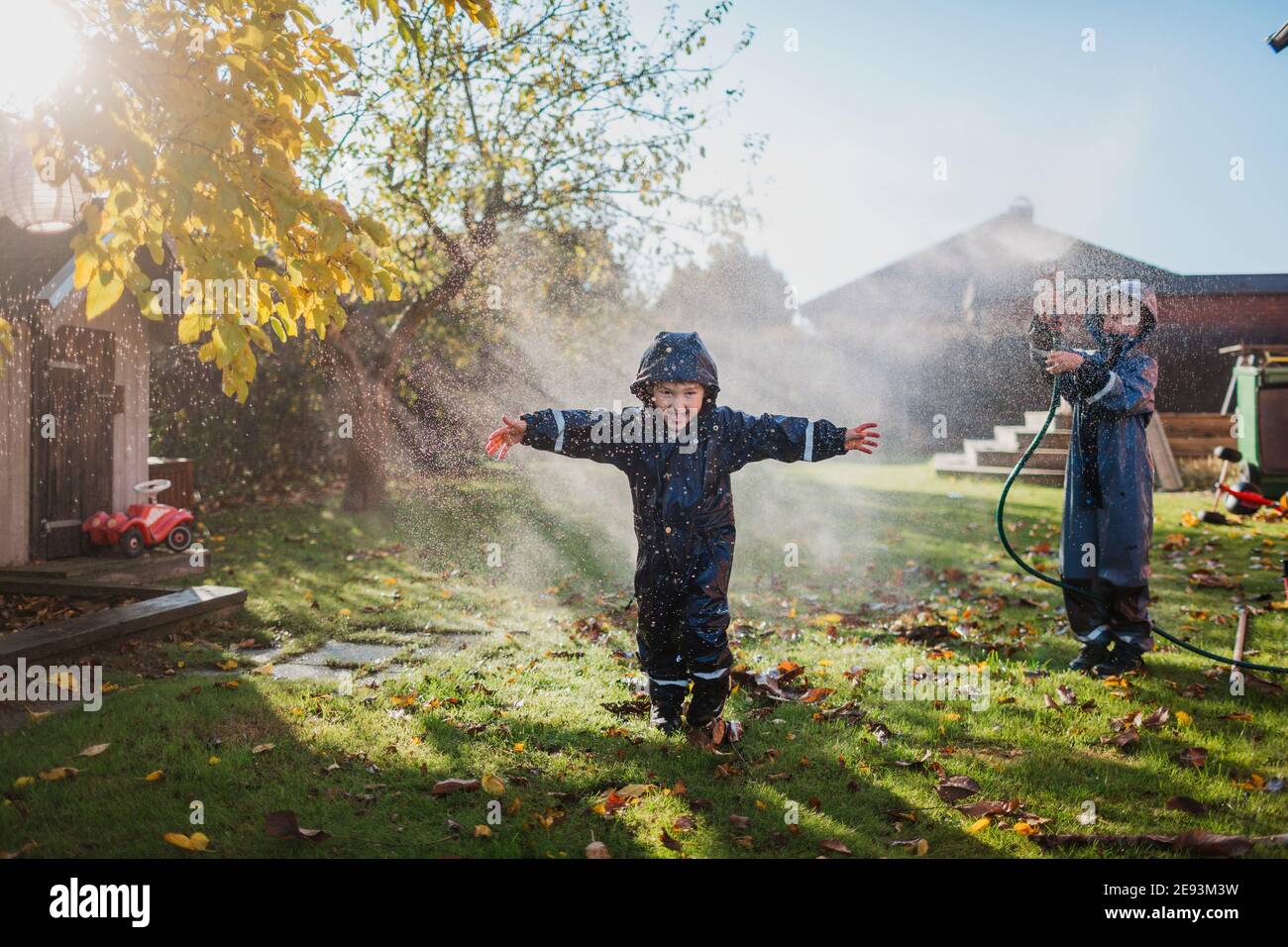 Bambini che giocano in giardino immagini e fotografie stock ad alta ...