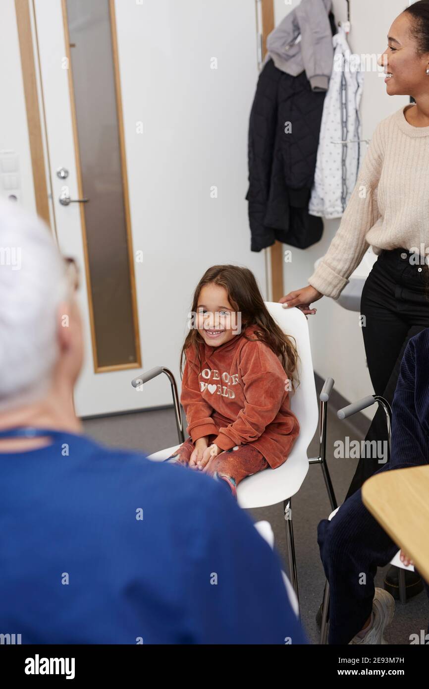 Madre e figlia nell'ufficio dei medici Foto Stock