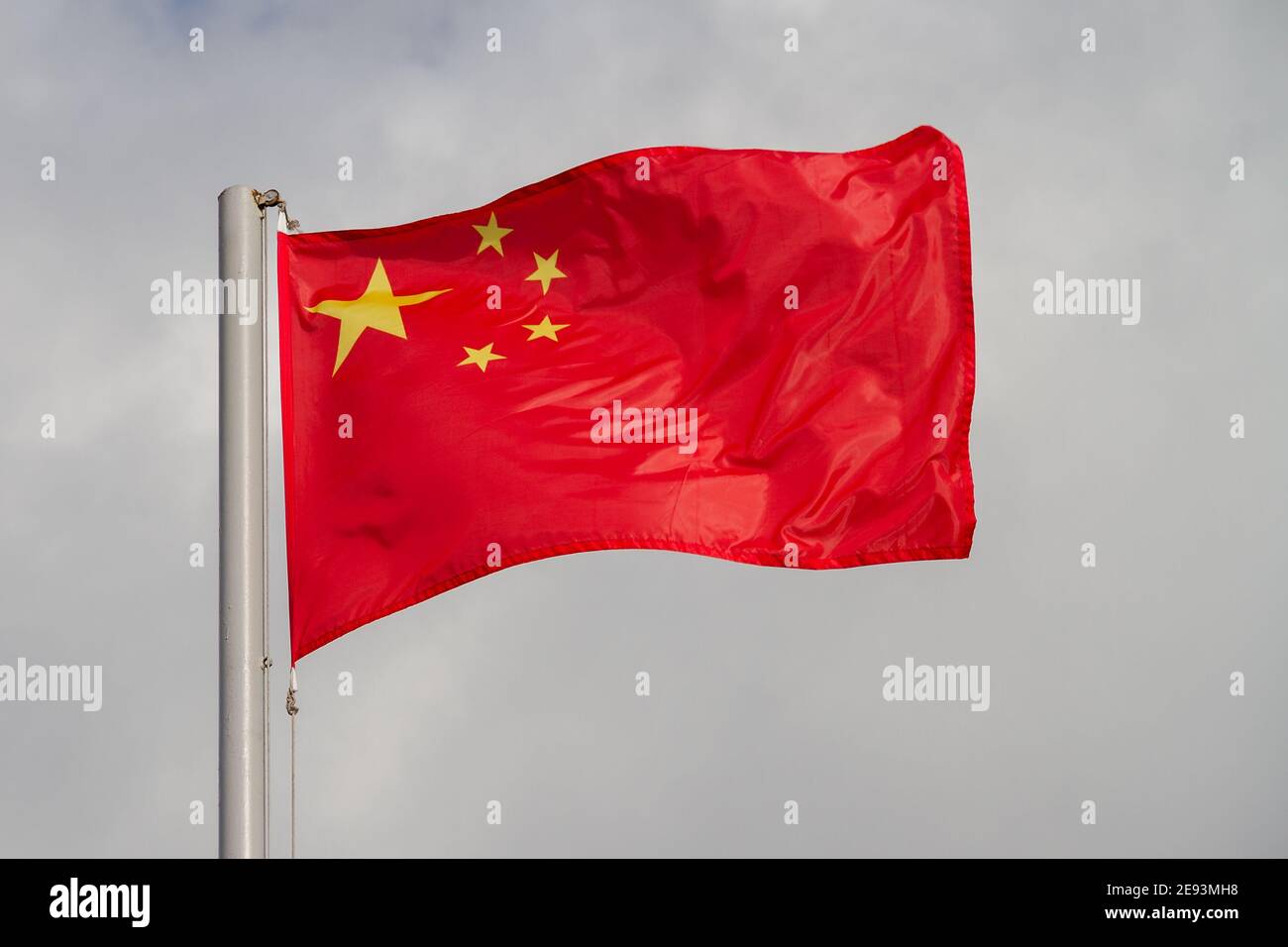 La bandiera della Cina sta sventolando di fronte al cielo. Foto Stock