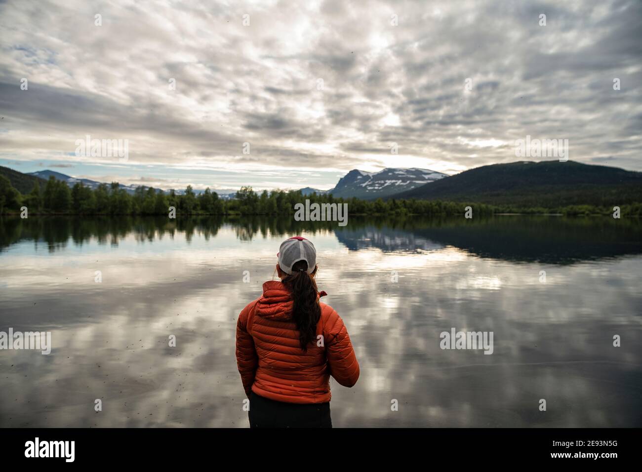 Vista posteriore della donna che guarda il lago Foto Stock