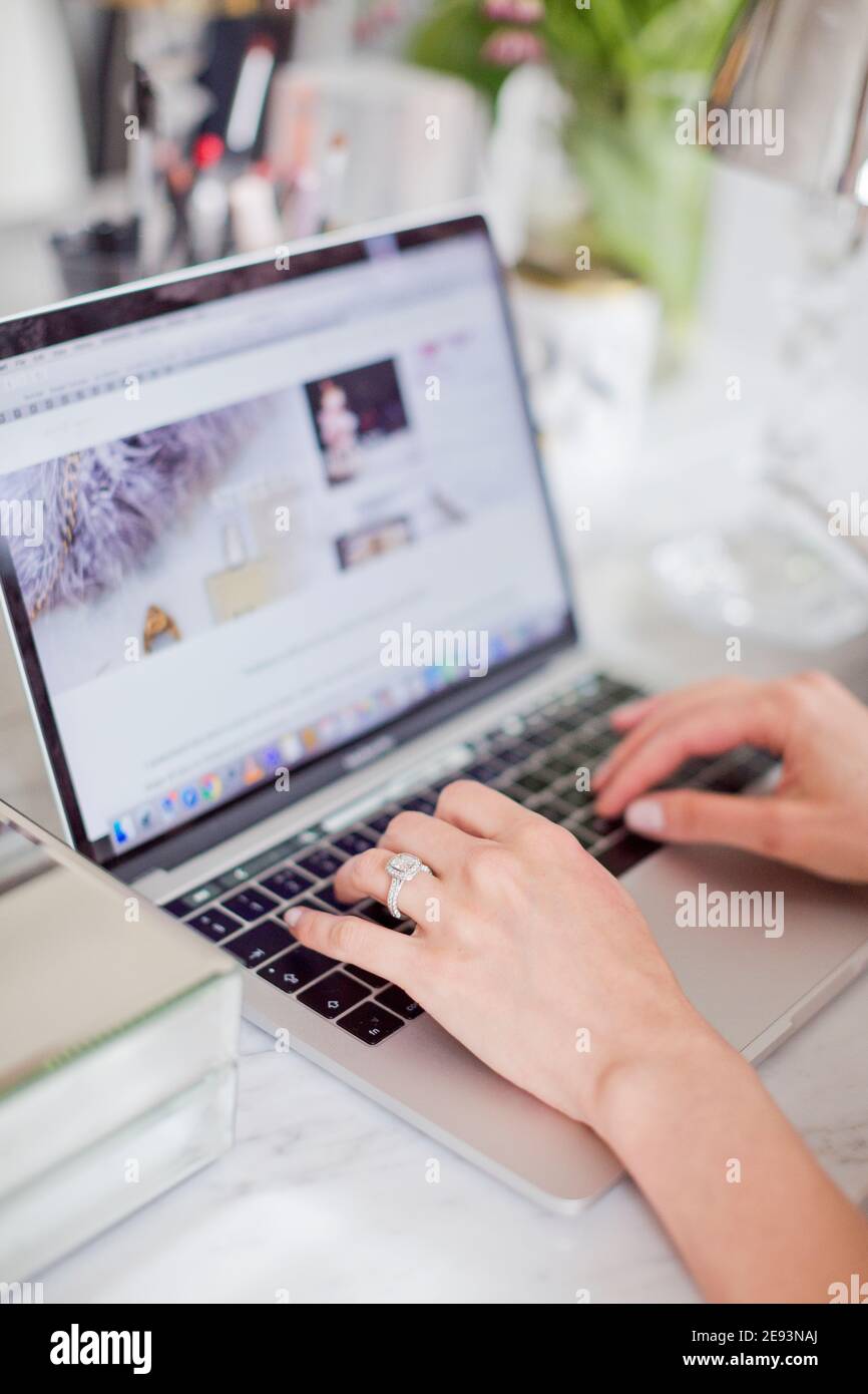 Donne mano sulla tastiera del computer portatile Foto Stock